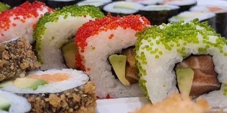 Pestrý set 56 nebo 68 ks sushi s lososem, okurkou i avokádem