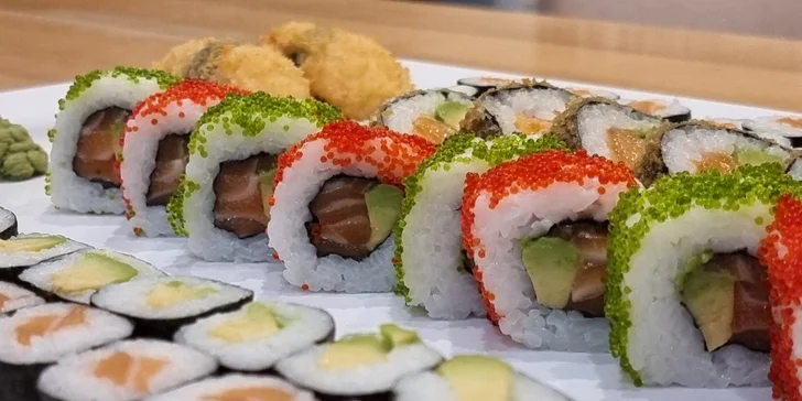 Pestrý set 56 nebo 68 ks sushi s lososem, okurkou i avokádem