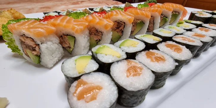 Pestrý set 56 nebo 68 ks sushi s lososem, okurkou i avokádem