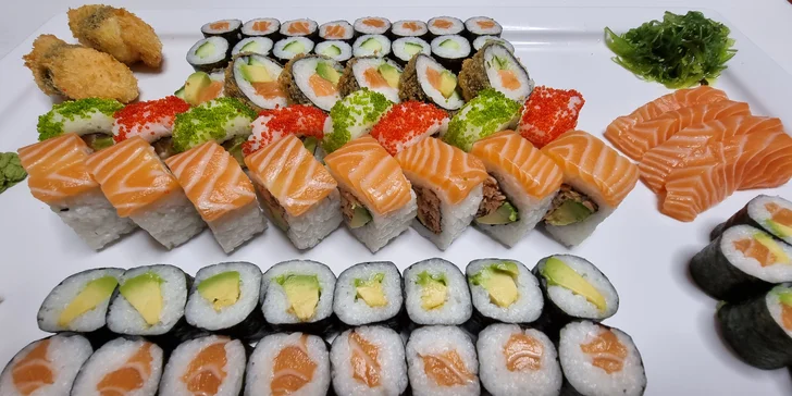 Pestrý set 56 nebo 68 ks sushi s lososem, okurkou i avokádem