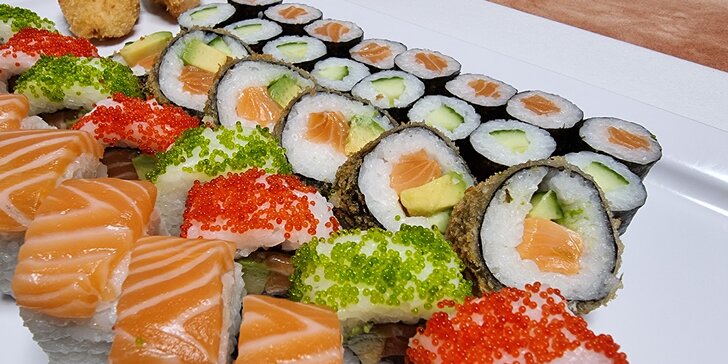 Pestrý set 56 nebo 68 ks sushi s lososem, okurkou i avokádem