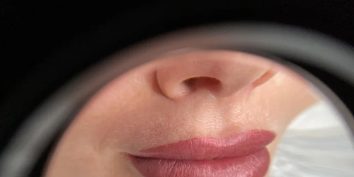 Permanentní make-up: oční linky, obočí pudrovou metodou i výplň rtů