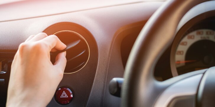 Zatočte s roztoči a alergeny: plnění a čištění klimatizace vašeho vozu