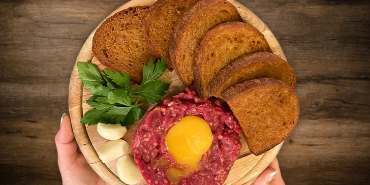 Pořádná bašta: 500 g hovězího tataráku a 12 česnekových topinek