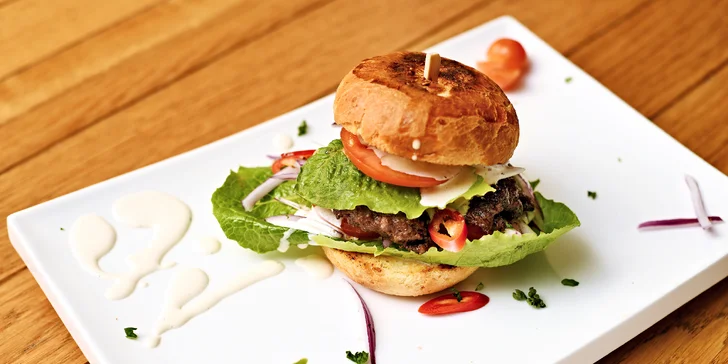 Zasytí a uhasí žízeň: pečená vepřová žebra, kuřecí křídla nebo burger a točená plzeň pro 1 i 2 osoby