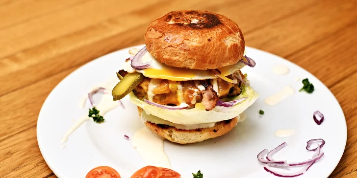 Zasytí a uhasí žízeň: pečená vepřová žebra, kuřecí křídla nebo burger a točená plzeň pro 1 i 2 osoby
