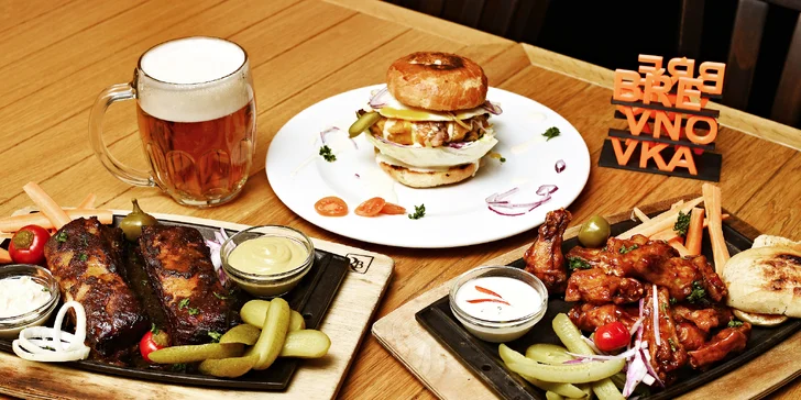 Zasytí a uhasí žízeň: pečená vepřová žebra, kuřecí křídla nebo burger a točená plzeň pro 1 i 2 osoby