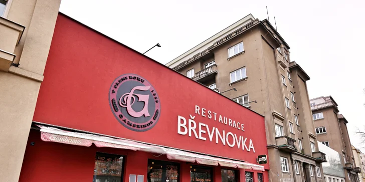 Zasytí a uhasí žízeň: pečená vepřová žebra, kuřecí křídla nebo burger a točená plzeň pro 1 i 2 osoby