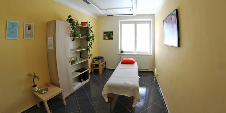 Terapeutická masáž zad a zábal či kraniosakrální terapie pro podporu zdraví