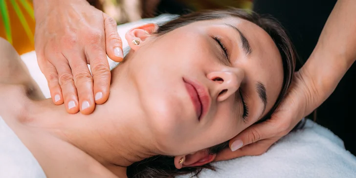Terapeutická masáž zad a zábal či kraniosakrální terapie pro podporu zdraví