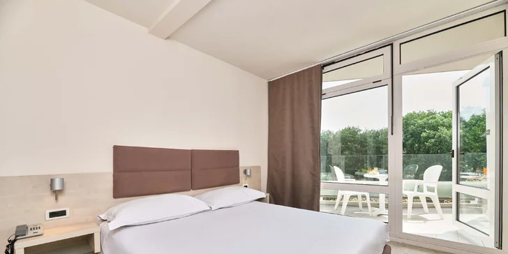 Dovolená v Poreči na Istrii: hotel 100 m od pláže, bazény, polopenze+ a 1 dítě do 11,9 let zdarma