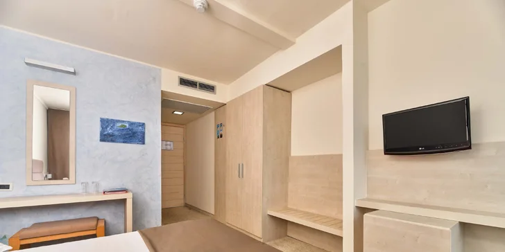 Dovolená v Poreči na Istrii: hotel 100 m od pláže, bazény, polopenze+ a 1 dítě do 11,9 let zdarma