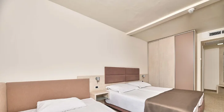Dovolená v Poreči na Istrii: hotel 100 m od pláže, bazény, polopenze+ a 1 dítě do 11,9 let zdarma
