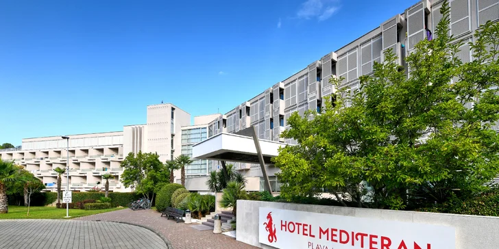 Dovolená v Poreči na Istrii: hotel 100 m od pláže, bazény, polopenze+ a 1 dítě do 11,9 let zdarma
