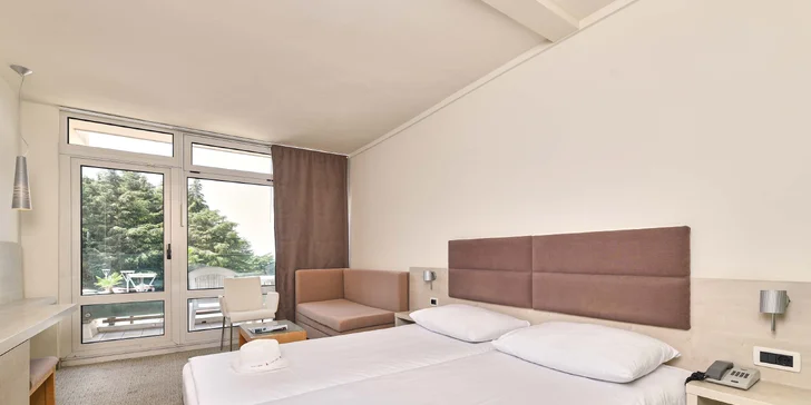 Dovolená v Poreči na Istrii: hotel 100 m od pláže, bazény, polopenze+ a 1 dítě do 11,9 let zdarma