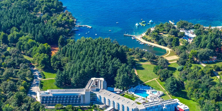 Dovolená v Poreči na Istrii: hotel 100 m od pláže, bazény, polopenze+ a 1 dítě do 11,9 let zdarma