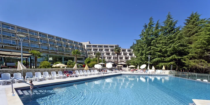 Dovolená v Poreči na Istrii: hotel 100 m od pláže, bazény, polopenze+ a 1 dítě do 11,9 let zdarma