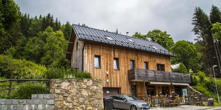Relax v Harrachově: pobyt v apartmánu s polopenzí pro rodiny i partu přátel