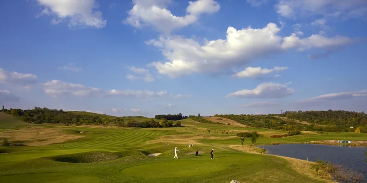 Vyzkoušejte golf: 2hodinová lekce s trenérem a hra na hřišti ve Slavkově
