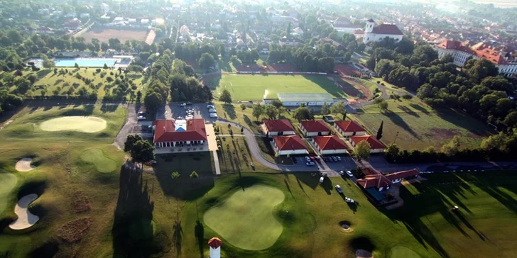 Vyzkoušejte golf: 2hodinová lekce s trenérem a hra na hřišti ve Slavkově