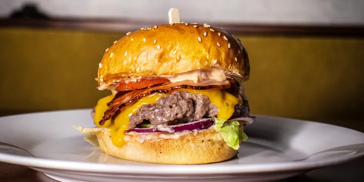 Burger hovězák z vyzrálého masa se slaninou a čedarem, hranolky i dip dle výběru