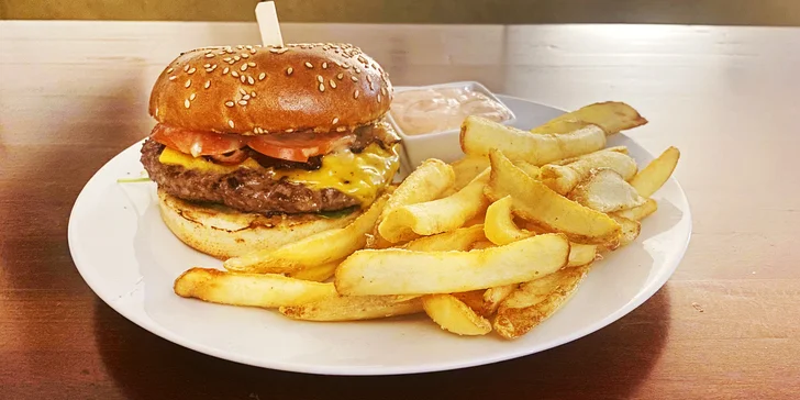 Burger hovězák z vyzrálého masa se slaninou a čedarem, hranolky i dip dle výběru