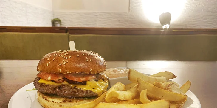 Burger hovězák z vyzrálého masa se slaninou a čedarem, hranolky i dip dle výběru