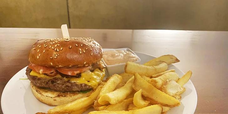 Burger hovězák z vyzrálého masa se slaninou a čedarem, hranolky i dip dle výběru
