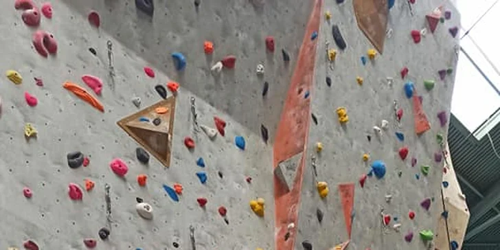 Dvouhodinové lezení na navijáku na umělé stěně pro 1 i 2 osoby