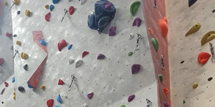Dvouhodinové lezení na navijáku na umělé stěně pro 1 i 2 osoby
