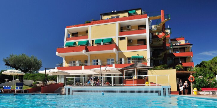 Letní dovolená v Bibione až pro 4 osoby: 4* hotel s vlastní pláží, venkovní bazén a polopenze