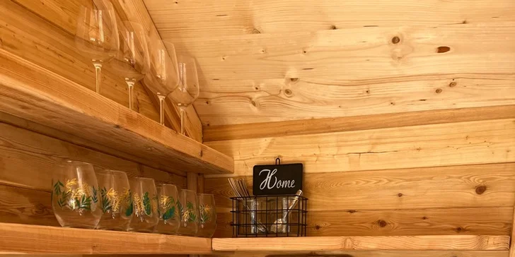 Pobyt se snídaní v plně vybaveném treehousu na jihu Čech: žádná elektřina ani Wi-Fi, jen božský klid