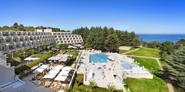 Dovolená v Poreči na Istrii: hotel 100 m od pláže, bazény, polopenze+ a 1 dítě do 11,9 let zdarma