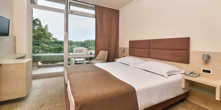 Dovolená v Poreči na Istrii: hotel 100 m od pláže, bazény, polopenze+ a 1 dítě do 11,9 let zdarma