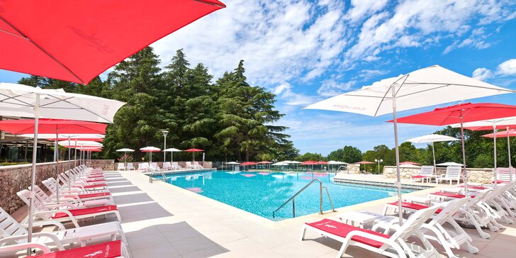 3* dovolená v Poreči na Istrii: hotel 100 m od pláže, slané bazény a polopenze a 1 dítě do 11,9 let zdarma