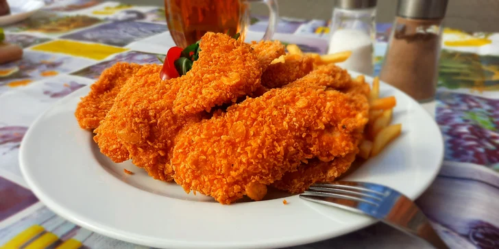 Smažené kuřecí stripsy a hranolky: porce o 250 či 500 g masa