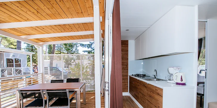 Resort v chorvatském Zatonu: mobilhome až pro 7 os., 400 m na pláž, bazény a zábava, možnost polopenze