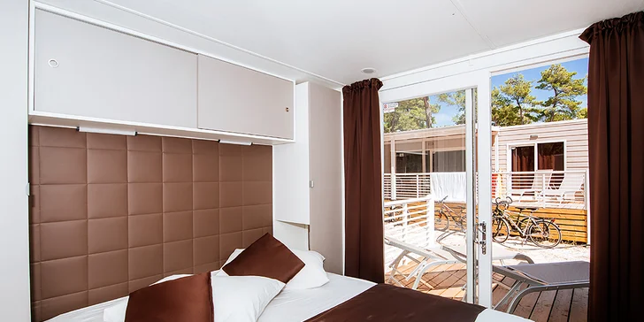 Resort v chorvatském Zatonu: mobilhome až pro 7 os., 400 m na pláž, bazény a zábava, možnost polopenze
