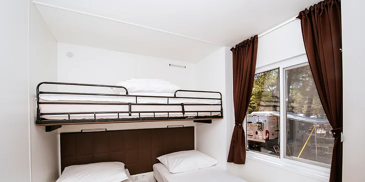Resort v chorvatském Zatonu: mobilhome až pro 7 os., 400 m na pláž, bazény a zábava, možnost polopenze