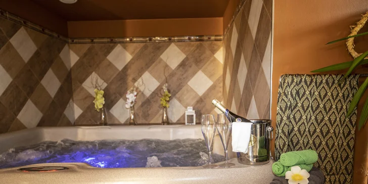 Romantika pro dva: 30 nebo 60 min. ve vířivce, která je součástí salonu Ban Thai Massage