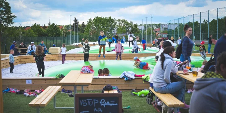 Zábava a studený mls v Dolních Chabrech: celodenní vstup na trampolíny a zmrzlina z Opočna