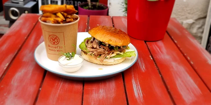 Burger s hovězím, trhaným krůtím nebo vege a hranolky pro 1 osobu