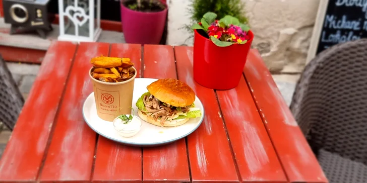 Burger s hovězím, trhaným krůtím nebo vege a hranolky pro 1 osobu