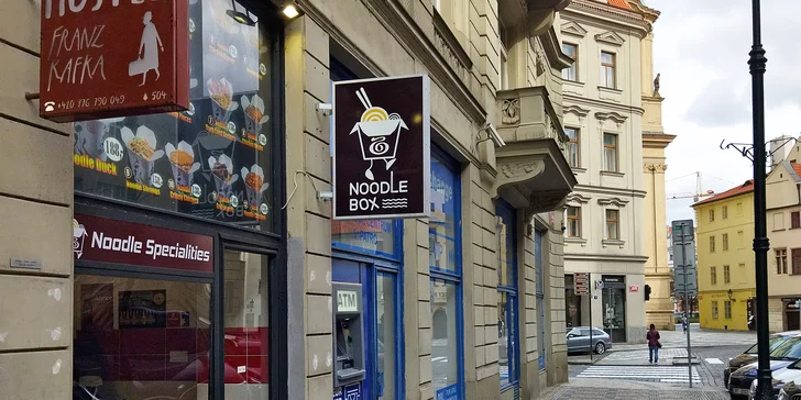 Rychlé a dobré jídlo: klasický nebo speciální noodle box podle výběru