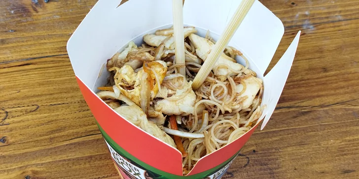 Rychlé a dobré jídlo: klasický nebo speciální noodle box podle výběru