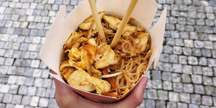 Rychlé a dobré jídlo: klasický nebo speciální noodle box podle výběru