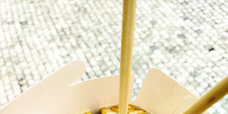 Rychlé a dobré jídlo: klasický nebo speciální noodle box podle výběru