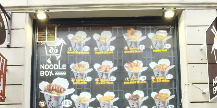 Rychlé a dobré jídlo: klasický nebo speciální noodle box podle výběru