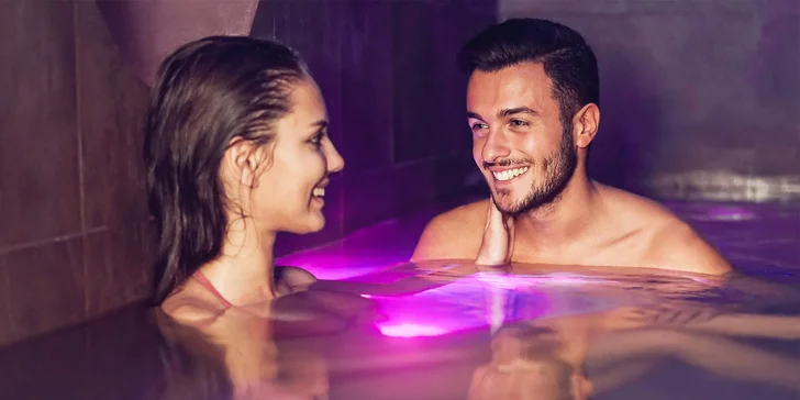 90 min. v privátním wellness s vířivkou, láhví vína a nápoji pro dva