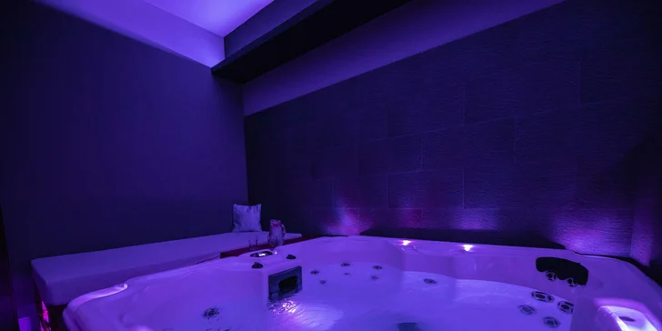 Relax uprostřed Plzně: 120 min. v privátním wellness i s lahví vína pro 2 osoby